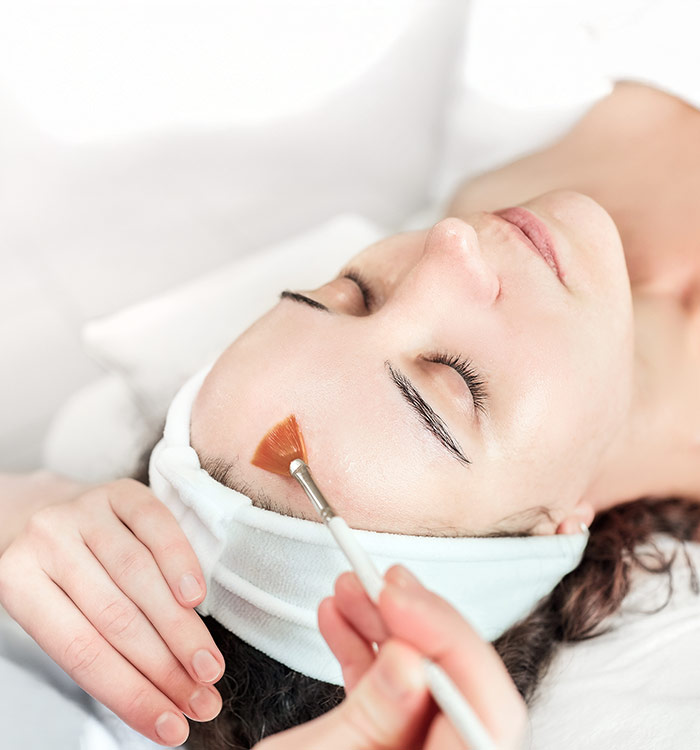 Patientin während einer Fruchtsäurebehandlung. 